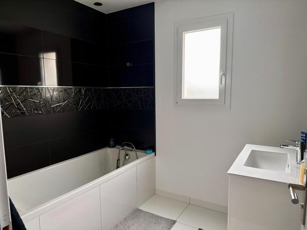 Pavillon de plain-pied intégral 3 chambres et bureau sur terrain de 660m2