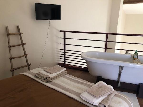 EXCLUSIVITE SUR SAINT SATURNIN LES AVIGNON - A LOUER SUPERBE APPARTEMENT T2 DUPLEX de 63.69 m² de Surface habitable dans MAS DE VILLAGE