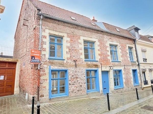 Maison bourgeoise de caractère entièrement rénovée, semi individuelle, avec jardin (possibilié d'acquérir 2 place de parking)