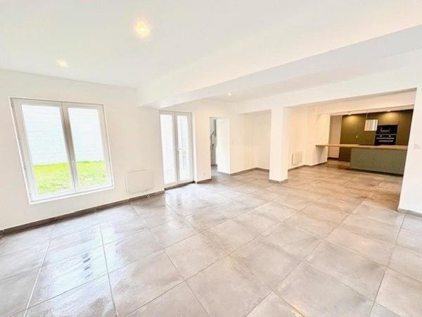 Maison bourgeoise de caractère entièrement rénovée, semi individuelle, avec jardin (possibilié d'acquérir 2 place de parking)