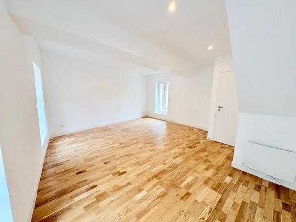 Maison bourgeoise de caractère entièrement rénovée, semi individuelle, avec jardin (possibilié d'acquérir 2 place de parking)