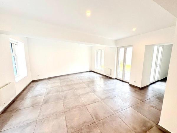 Maison bourgeoise de caractère entièrement rénovée, semi individuelle, avec jardin (possibilié d'acquérir 2 place de parking)