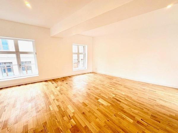 Maison bourgeoise de caractère entièrement rénovée, semi individuelle, avec jardin (possibilié d'acquérir 2 place de parking)