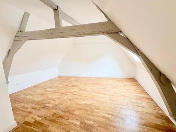 Maison bourgeoise de caractère entièrement rénovée, semi individuelle, avec jardin (possibilié d'acquérir 2 place de parking)