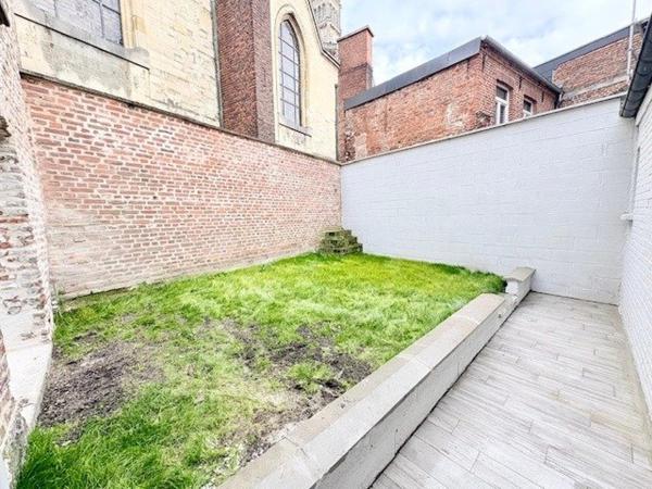 Maison bourgeoise de caractère entièrement rénovée, semi individuelle, avec jardin (possibilié d'acquérir 2 place de parking)