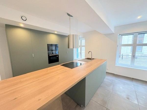 Maison bourgeoise de caractère entièrement rénovée, semi individuelle, avec jardin (possibilié d'acquérir 2 place de parking)