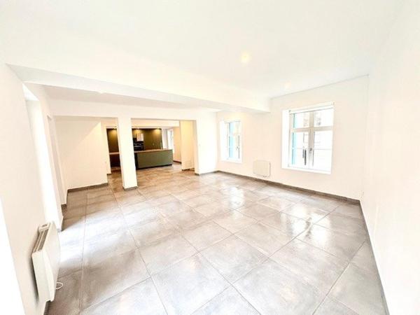 Maison bourgeoise de caractère entièrement rénovée, semi individuelle, avec jardin (possibilié d'acquérir 2 place de parking)