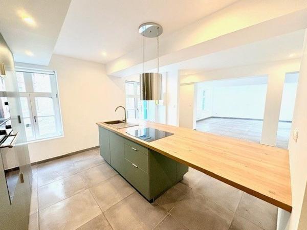 Maison bourgeoise de caractère entièrement rénovée, semi individuelle, avec jardin (possibilié d'acquérir 2 place de parking)