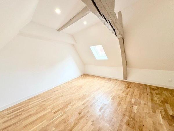 Maison bourgeoise de caractère entièrement rénovée, semi individuelle, avec jardin (possibilié d'acquérir 2 place de parking)