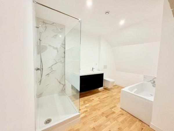 Maison bourgeoise de caractère entièrement rénovée, semi individuelle, avec jardin (possibilié d'acquérir 2 place de parking)