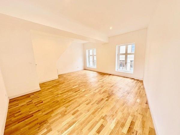 Maison bourgeoise de caractère entièrement rénovée, semi individuelle, avec jardin (possibilié d'acquérir 2 place de parking)