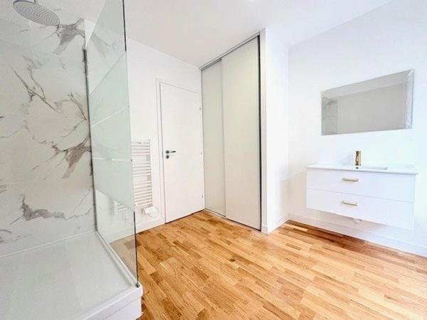 Maison bourgeoise de caractère entièrement rénovée, semi individuelle, avec jardin (possibilié d'acquérir 2 place de parking)