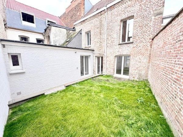 Maison bourgeoise de caractère entièrement rénovée, semi individuelle, avec jardin (possibilié d'acquérir 2 place de parking)