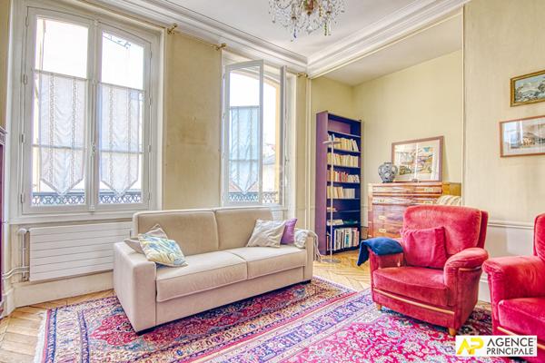 Versailles Saint-Louis Appartement 5 pièces 117.37 m² carrez situé au 1er étage d'un immeuble 18ème €945 000 ** - Référence 27510