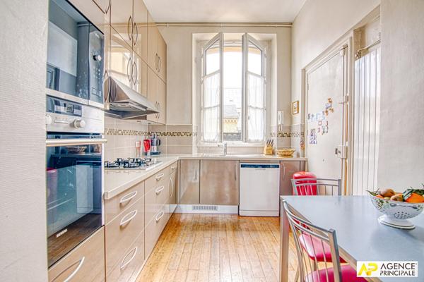Versailles Saint-Louis Appartement 5 pièces 117.37 m² carrez situé au 1er étage d'un immeuble 18ème €945 000 ** - Référence 27510