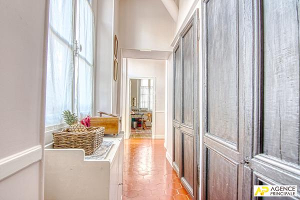 Versailles Saint-Louis Appartement 5 pièces 117.37 m² carrez situé au 1er étage d'un immeuble 18ème €945 000 ** - Référence 27510