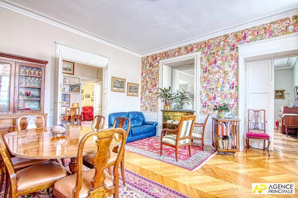 Versailles Saint-Louis Appartement 5 pièces 117.37 m² carrez situé au 1er étage d'un immeuble 18ème €945 000 ** - Référence 27510
