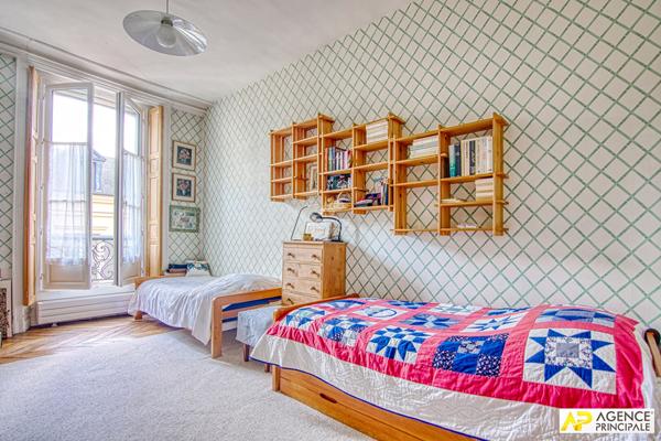 Versailles Saint-Louis Appartement 5 pièces 117.37 m² carrez situé au 1er étage d'un immeuble 18ème €945 000 ** - Référence 27510