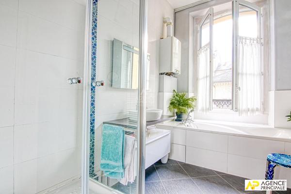 Versailles Saint-Louis Appartement 5 pièces 117.37 m² carrez situé au 1er étage d'un immeuble 18ème €945 000 ** - Référence 27510