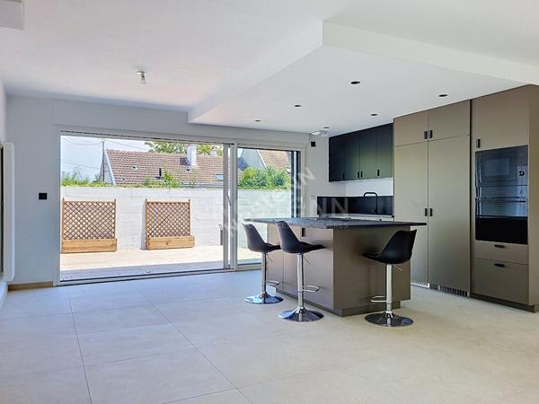 ORVAULT Cholière : En vente ! Maison entièrement rénovée, 5 chambres dont 1 en rdc, vaste espace de vie lumineux. Terrain clos