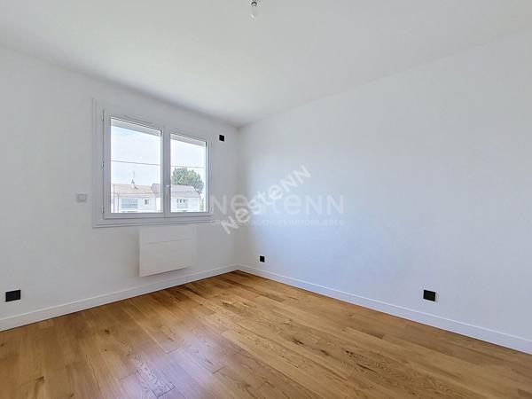 ORVAULT Cholière : En vente ! Maison entièrement rénovée, 5 chambres dont 1 en rdc, vaste espace de vie lumineux. Terrain clos