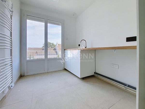 ORVAULT Cholière : En vente ! Maison entièrement rénovée, 5 chambres dont 1 en rdc, vaste espace de vie lumineux. Terrain clos