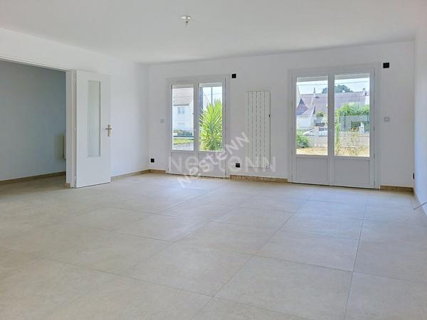 ORVAULT Cholière : En vente ! Maison entièrement rénovée, 5 chambres dont 1 en rdc, vaste espace de vie lumineux. Terrain clos