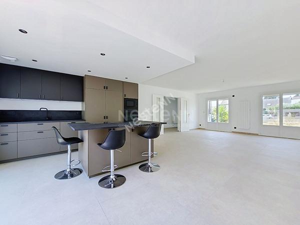 ORVAULT Cholière : En vente ! Maison entièrement rénovée, 5 chambres dont 1 en rdc, vaste espace de vie lumineux. Terrain clos