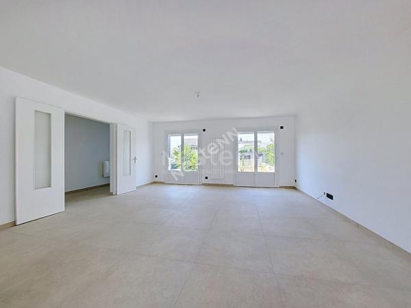 ORVAULT Cholière : En vente ! Maison entièrement rénovée, 5 chambres dont 1 en rdc, vaste espace de vie lumineux. Terrain clos