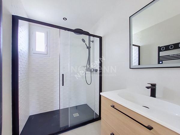 ORVAULT Cholière : En vente ! Maison entièrement rénovée, 5 chambres dont 1 en rdc, vaste espace de vie lumineux. Terrain clos