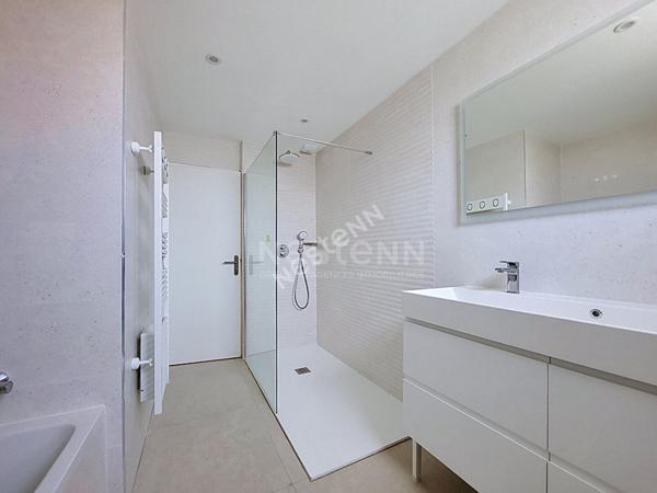 ORVAULT Cholière : En vente ! Maison entièrement rénovée, 5 chambres dont 1 en rdc, vaste espace de vie lumineux. Terrain clos