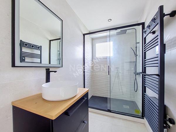 ORVAULT Cholière : En vente ! Maison entièrement rénovée, 5 chambres dont 1 en rdc, vaste espace de vie lumineux. Terrain clos