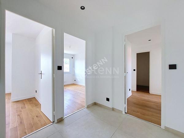ORVAULT Cholière : En vente ! Maison entièrement rénovée, 5 chambres dont 1 en rdc, vaste espace de vie lumineux. Terrain clos