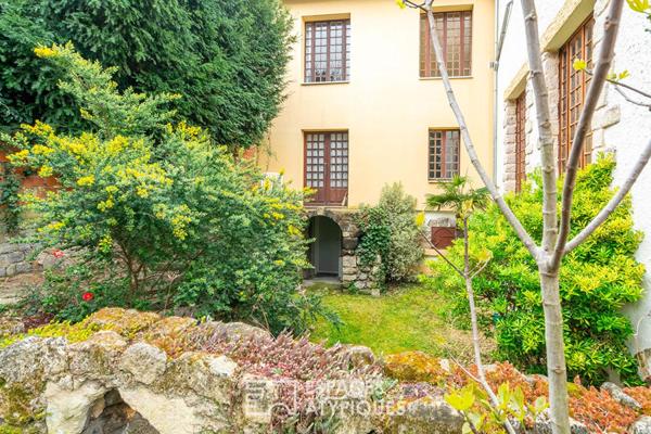 Maison de caractère avec jardin et terrasse en centre ville