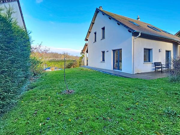 Maison individuelle avec 4 chambres, grande pièce de vie, terrasses, jardin et garage