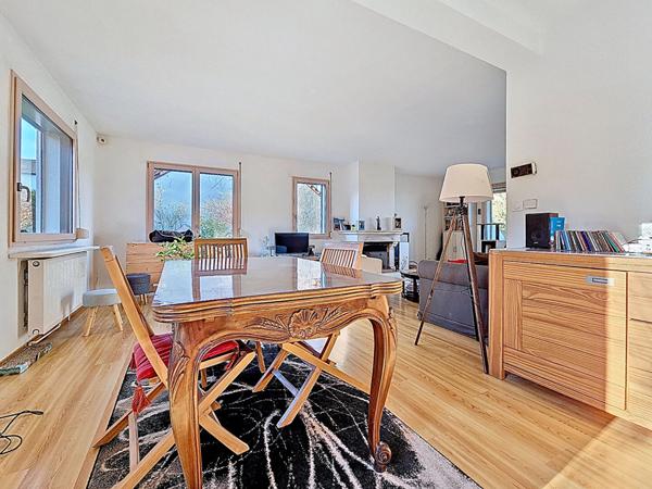 Maison individuelle avec 4 chambres, grande pièce de vie, terrasses, jardin et garage