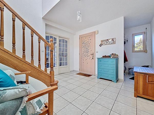 Maison individuelle avec 4 chambres, grande pièce de vie, terrasses, jardin et garage