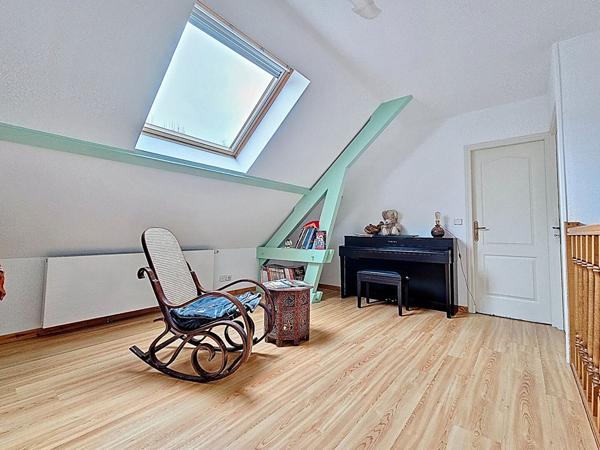 Maison individuelle avec 4 chambres, grande pièce de vie, terrasses, jardin et garage