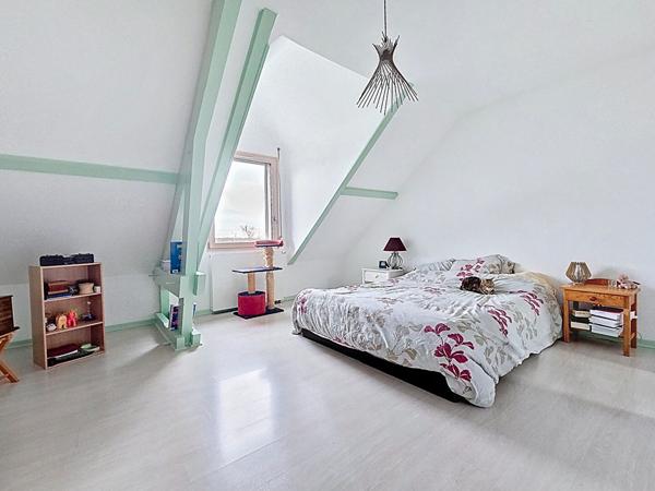 Maison individuelle avec 4 chambres, grande pièce de vie, terrasses, jardin et garage