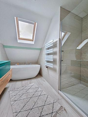 Maison individuelle avec 4 chambres, grande pièce de vie, terrasses, jardin et garage