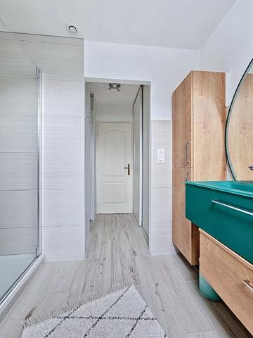 Maison individuelle avec 4 chambres, grande pièce de vie, terrasses, jardin et garage