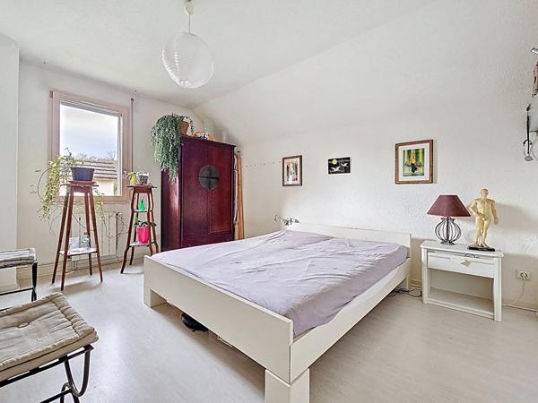 Maison individuelle avec 4 chambres, grande pièce de vie, terrasses, jardin et garage