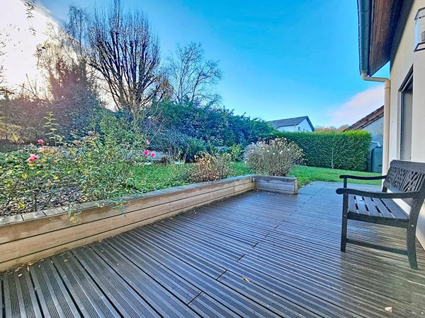 Maison individuelle avec 4 chambres, grande pièce de vie, terrasses, jardin et garage