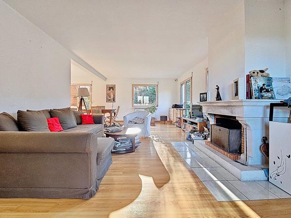 Maison individuelle avec 4 chambres, grande pièce de vie, terrasses, jardin et garage