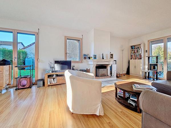 Maison individuelle avec 4 chambres, grande pièce de vie, terrasses, jardin et garage