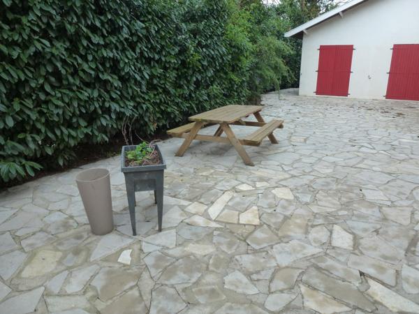 Maison dauphinoise sur un grand terrain arboré
