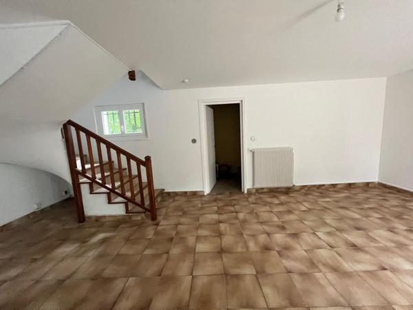 Maison dauphinoise sur un grand terrain arboré