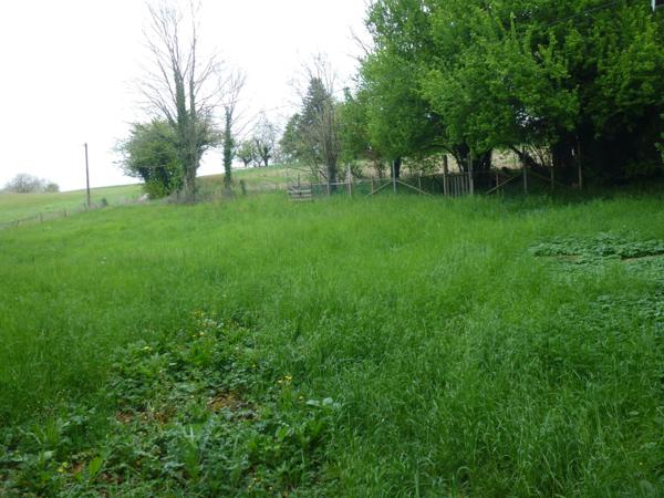 Maison dauphinoise sur un grand terrain arboré