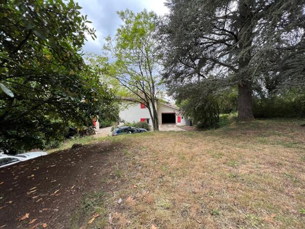 Maison dauphinoise sur un grand terrain arboré