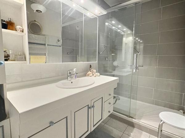 Aubagne centre-ville - Résidence Le Voltaire- Appartement T4-100 m2 avec 2 loggias et place de parking sous-sol